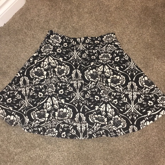 Black and white skirt - Picture 2 of 2